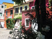 Decorazioni floreali fuori delle case di Burano.