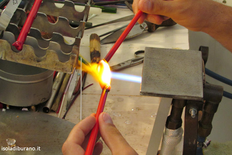 Lavorazione del vetro di Murano al lume a Burano