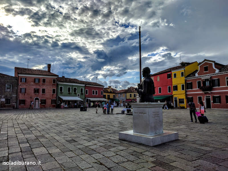 Gonfalone porta bandiera in pietra d'Istria a Burano