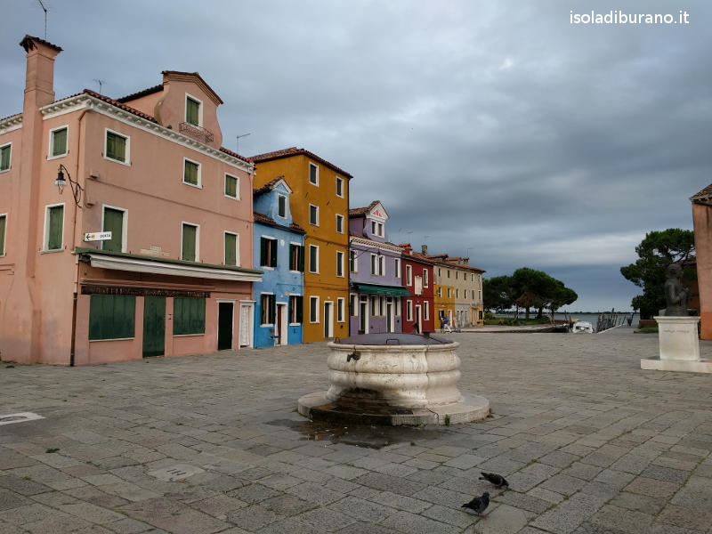 Antico pozzo in pietra d'Istria a Burano